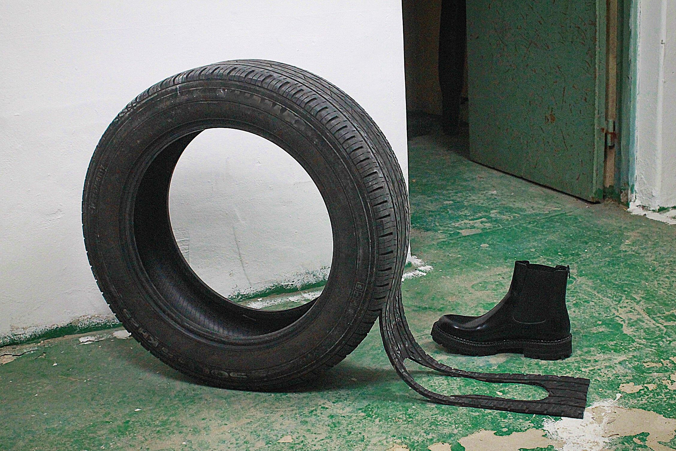 타이어를 그대로 활용하여 신발 밑창을 만드는 아이디어의 발상을 실현한 트래드앤그루브 신발